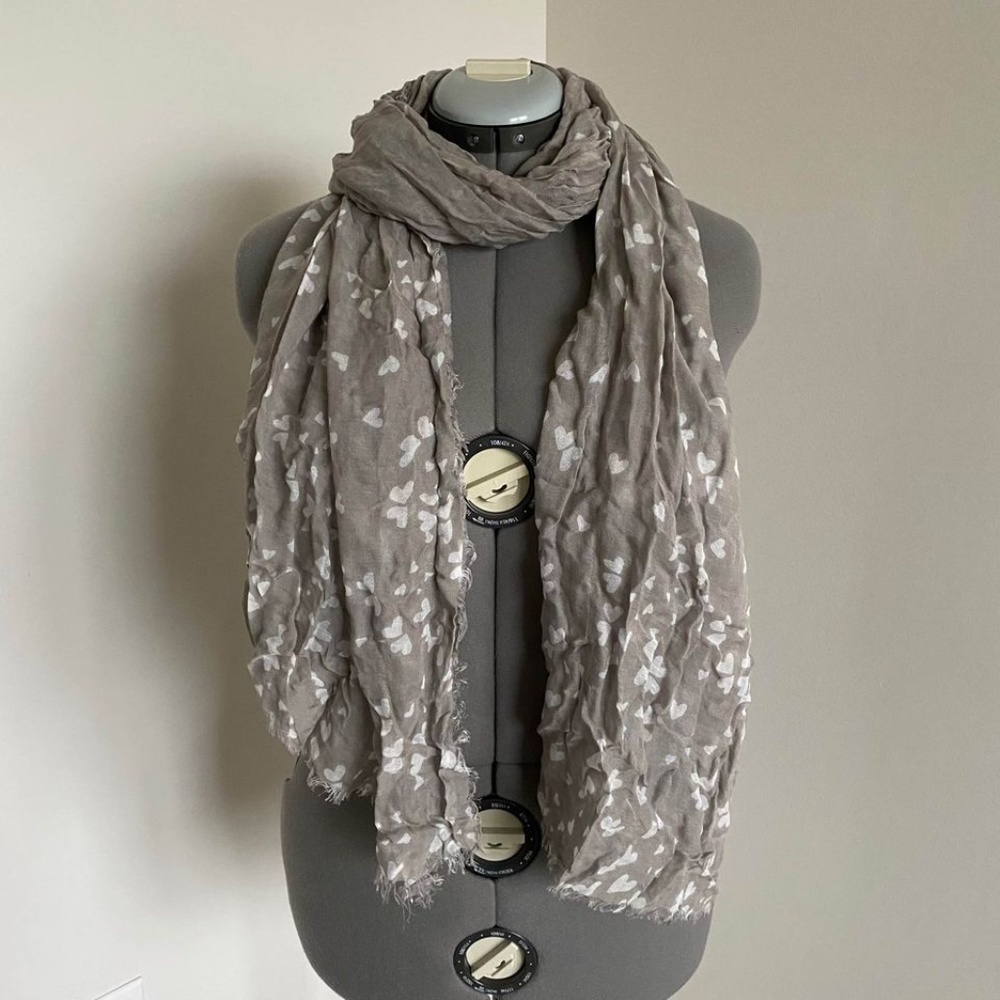 Tilo grey scarf with white heart print.